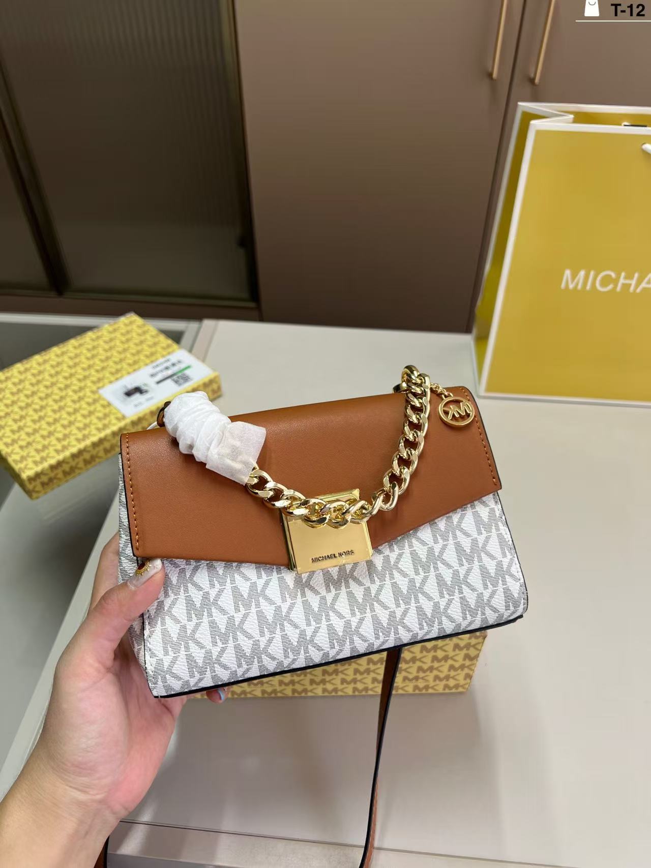 Travel Accessories Luxury Brands - Tas selempang wanita Michael Kors desain