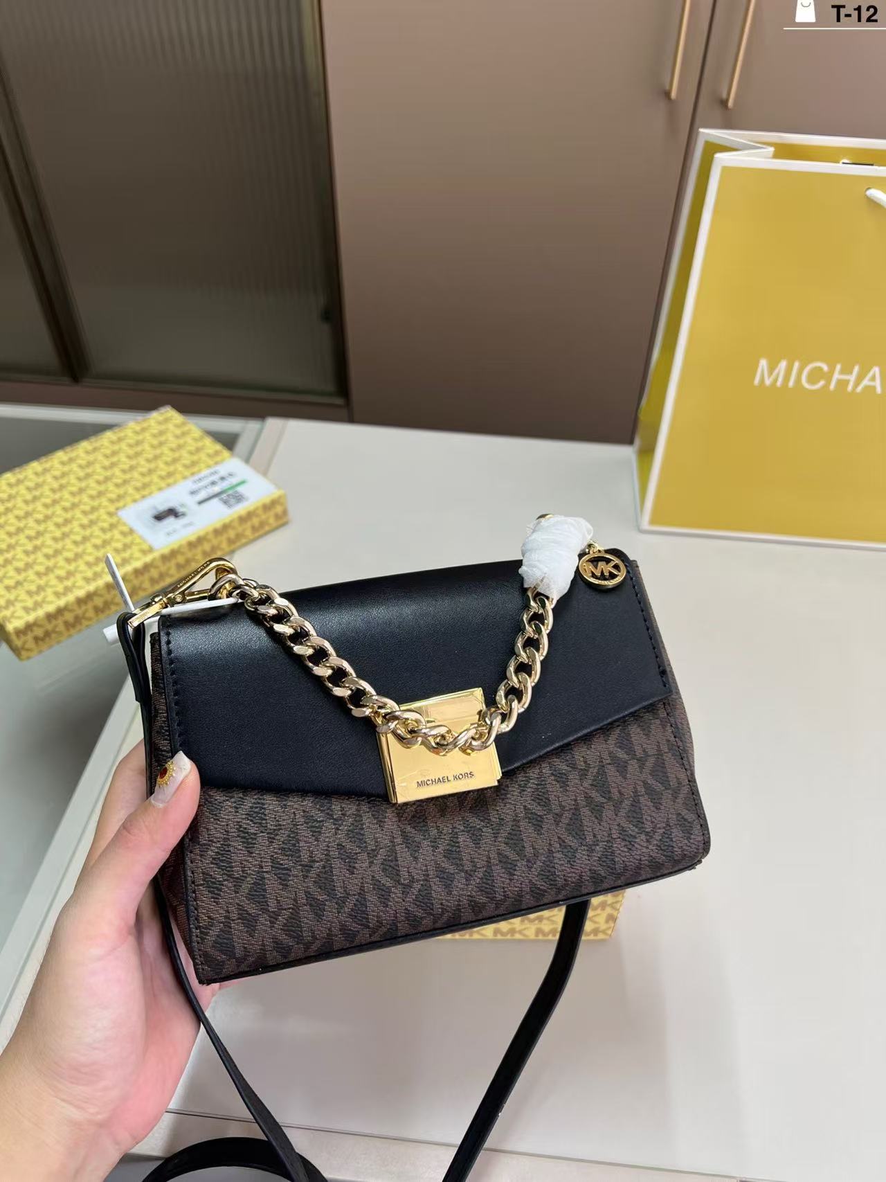 Tas selempang wanita Michael K - Travel Accessories Luxury Brands ulasan dan harga
