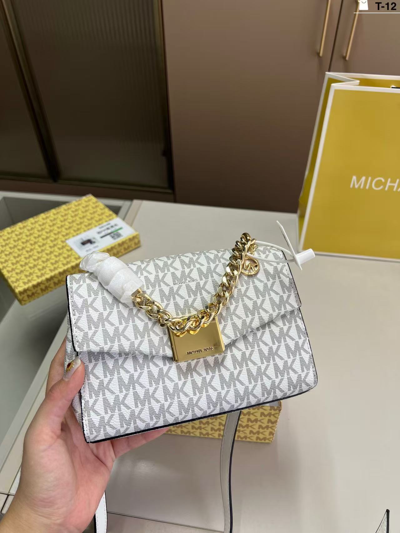 Tas selempang wanita Michael K - Travel Accessories Luxury Brands ulasan dan harga