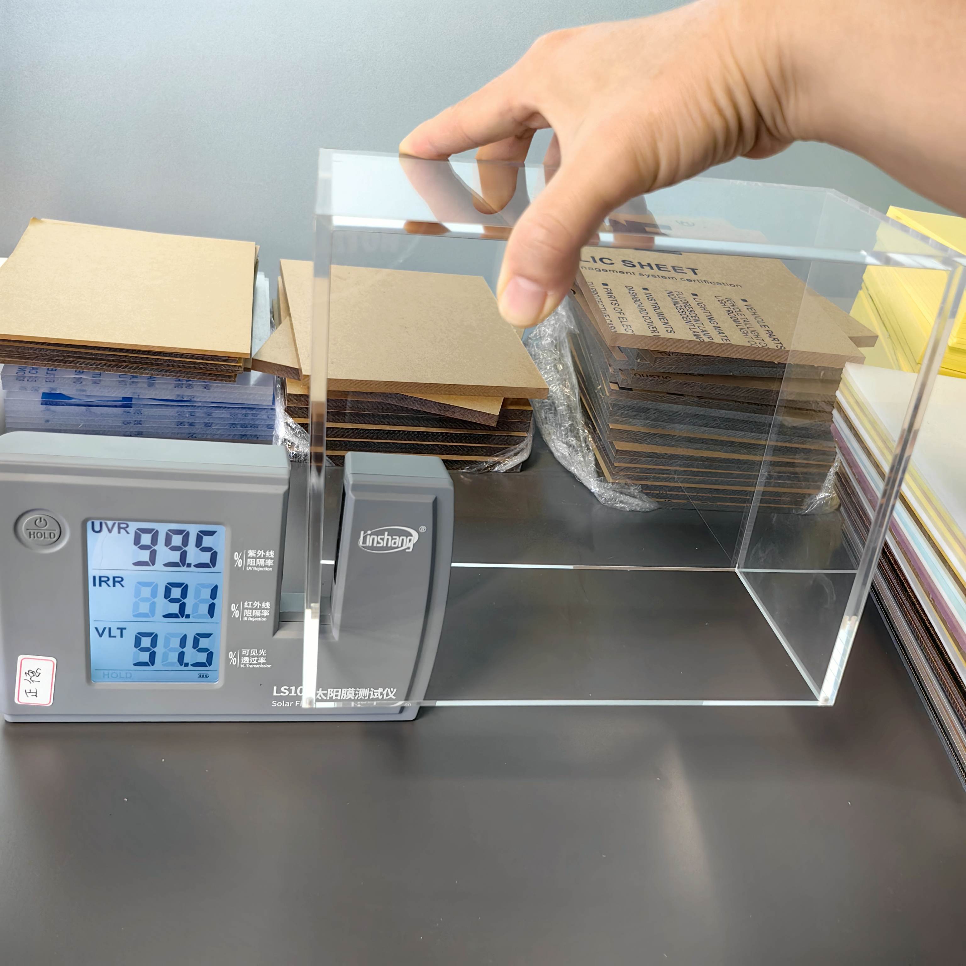 Kotak Display Akrilik Modern M - Luggage Cover Protector ulasan dan harga